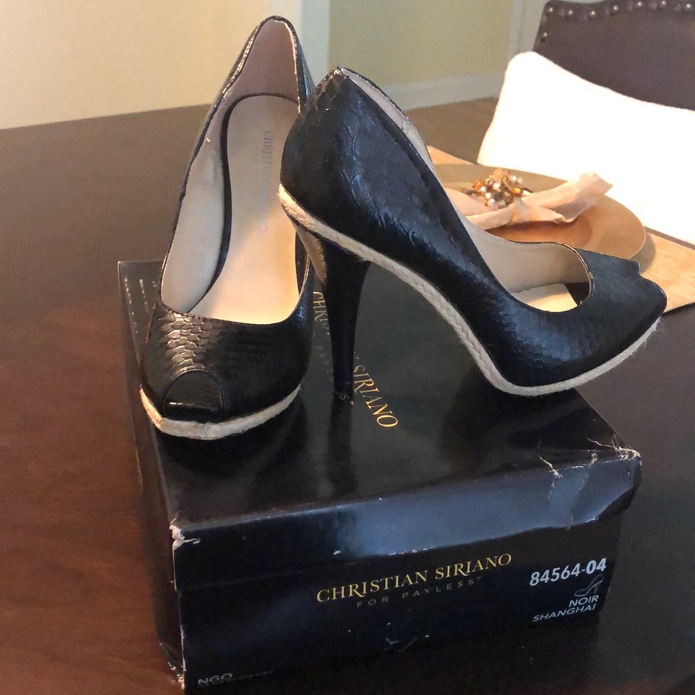 Peep toe shoe